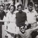...e in una terza immagine � in compagnia di tutto il suo gruppo